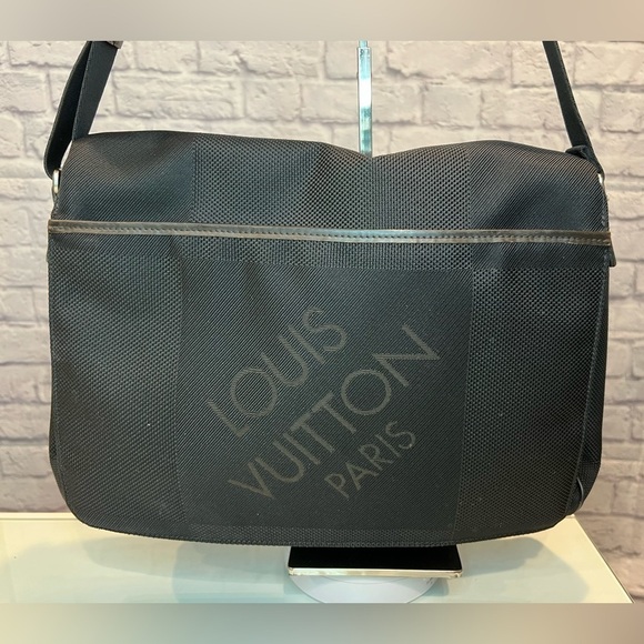 LOUIS VUITTON Damier Geant Messenger
Shoulder Bag Canvas Noir Black *Like New* - Picture 1 of 10